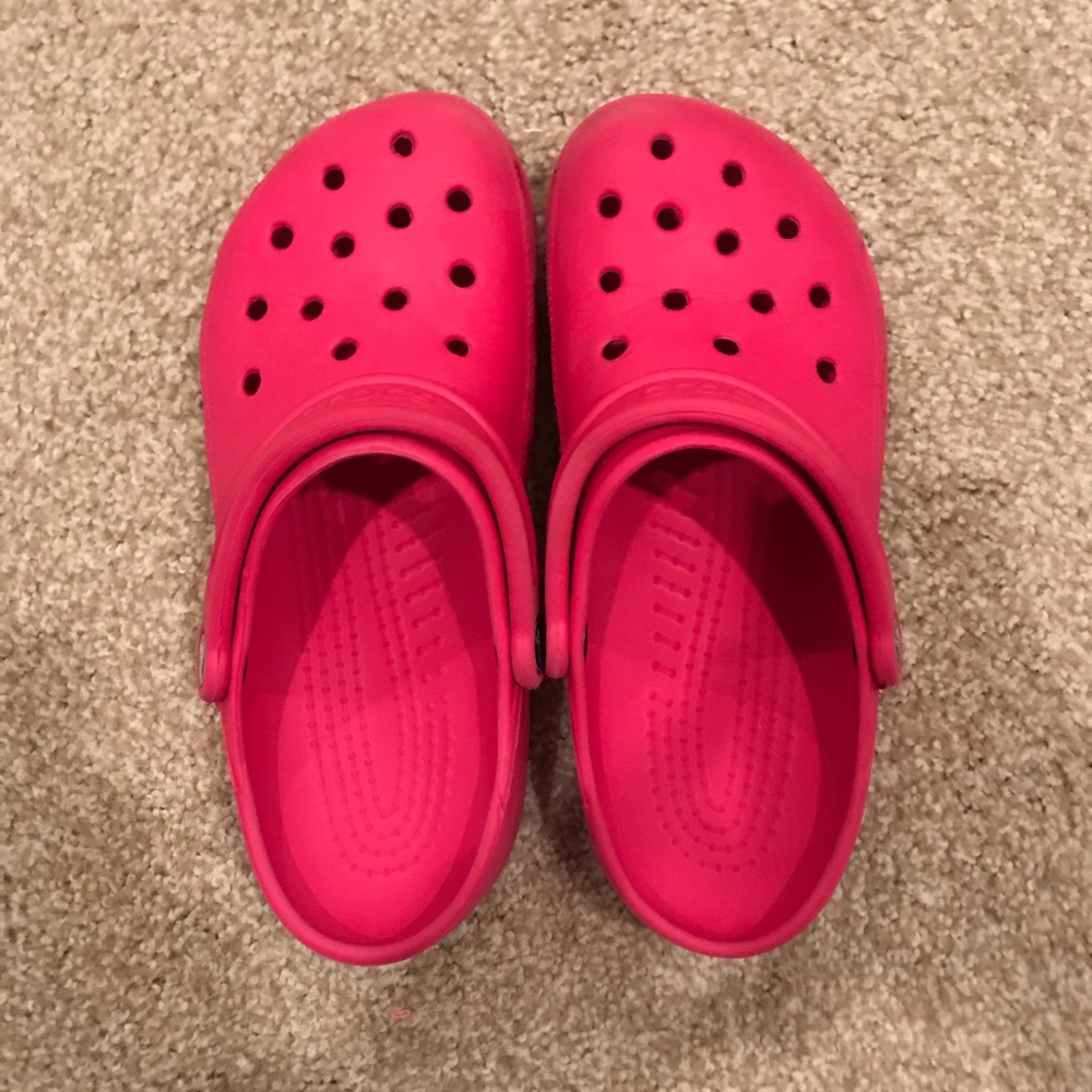 PINK CROCS
